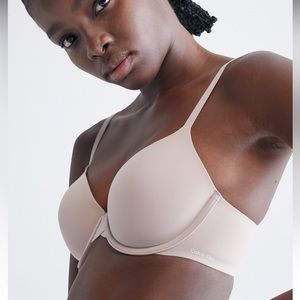 NWOT Calvin Klein t-shirt bra